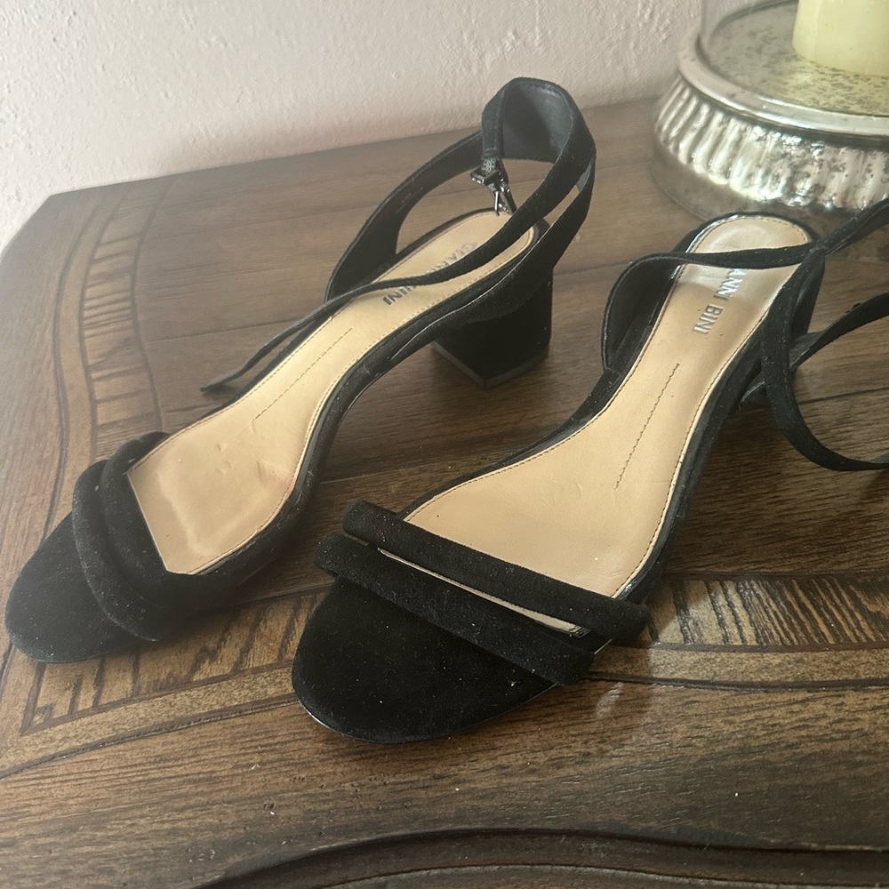 Black suede sandal by Gianni Bini